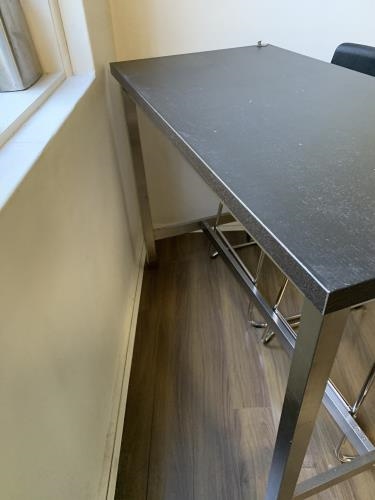 Second-hand Bar Table with 2 Stools - Photo 4)