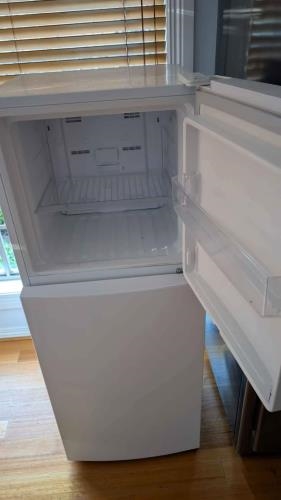 Second-hand Kelvinator 231L Top Mount Fridge - Photo 4)