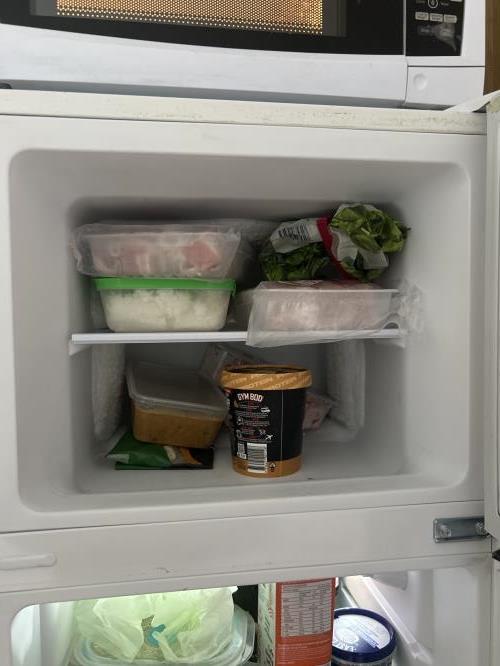 Second-hand Chiq 118L Top Mount Fridge - Photo 4)
