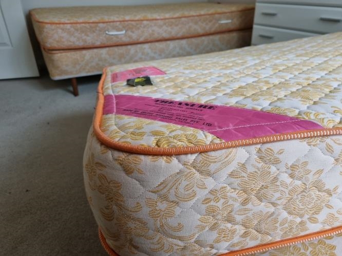 Second-hand Single Bed Base with matching Mattress - Photo 5)