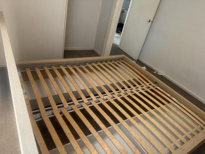 Second-hand King Bed with 4 Under Bed Storage Drawers - Photo 5)