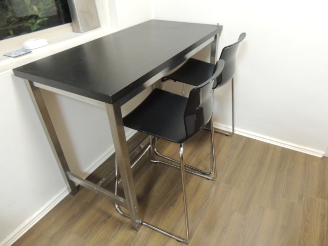 Second-hand Bar Table with 2 Stools - Photo 5)