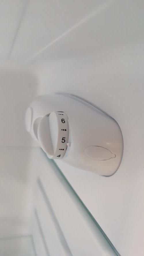 Second-hand Chiq 118L Top Mount Fridge - Photo 5)