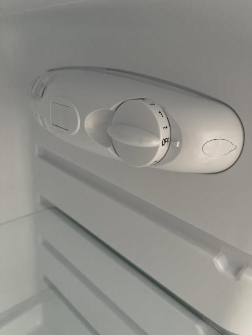 Second-hand Chiq 118L Top Mount Fridge - Photo 5)