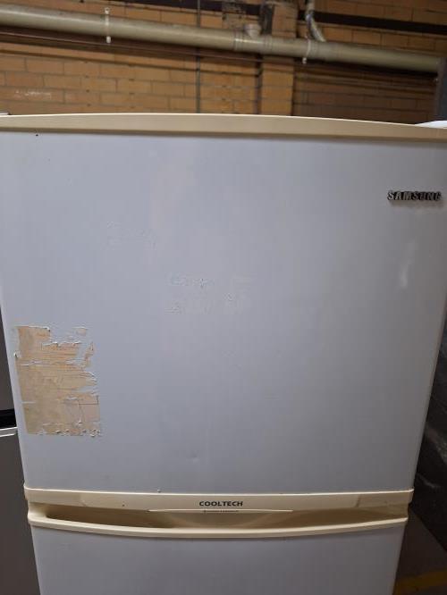 Second-hand Samsung 210L Top Mount Fridge with most shelves missing - Photo 5)