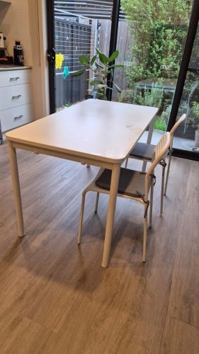 Second-hand Dining Table with 2 Chairs - Photo 6)