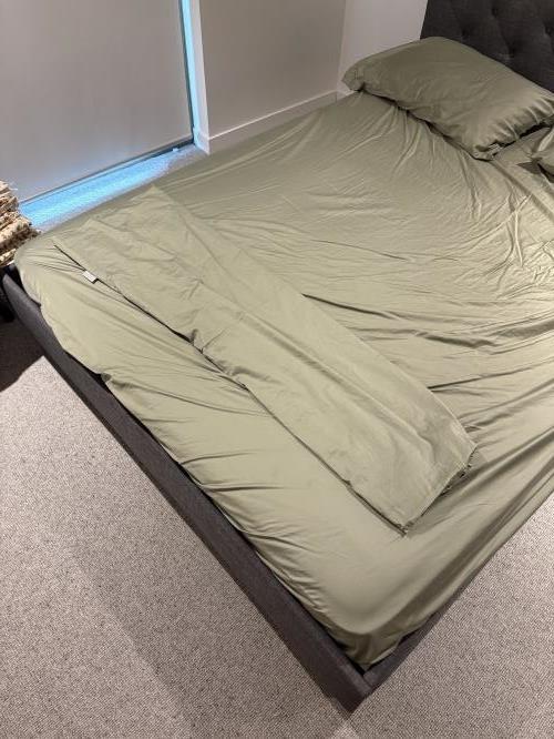 Second-hand Queen Bed Frame - Photo 6)