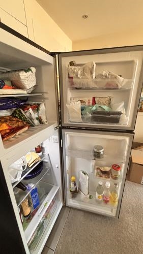 Second-hand Chiq 202L Top Mount Fridge - Photo 6)