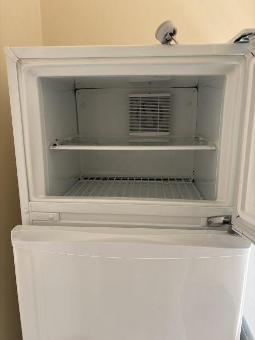 Second-hand Fisher & Paykel 248L Top Mount Fridge - Photo 6)