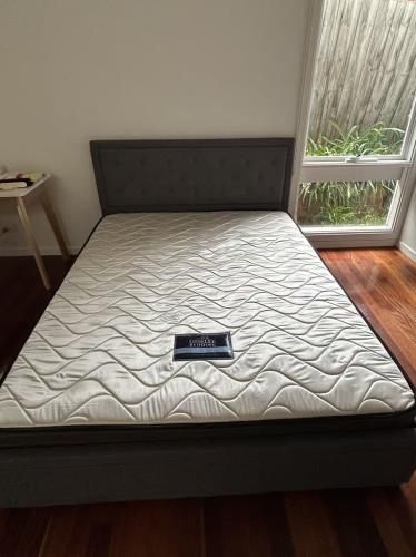 Second-hand Queen Size Bed Frame - Photo 6)