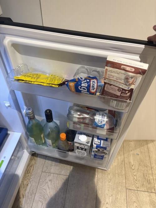 Second-hand Chiq 202L Top Mount Fridge - Photo 6)