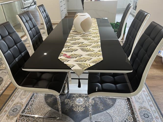 Second-hand Stunning Dining Table with 6 Chairs - Photo 7)