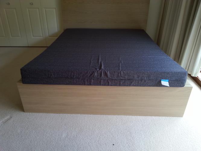 Second-hand Dunlop Queen Mattress (Bedframe not included) - Photo 7)