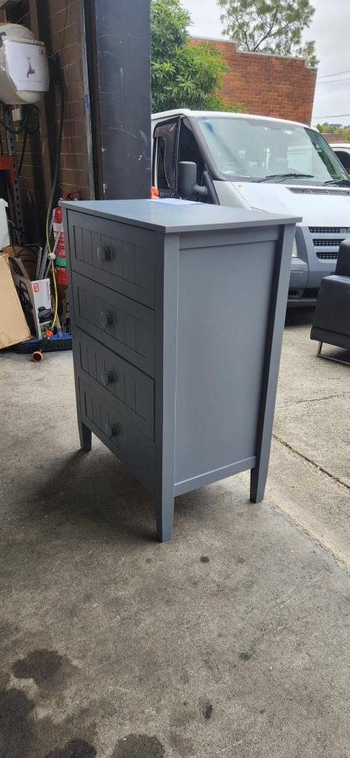 Second-hand Chest of 4 Drawers with matching Bedside Table - Photo 7)