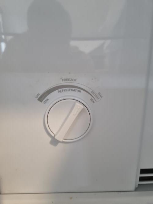 Second-hand Chiq 202L Top Mount Fridge - Photo 7)