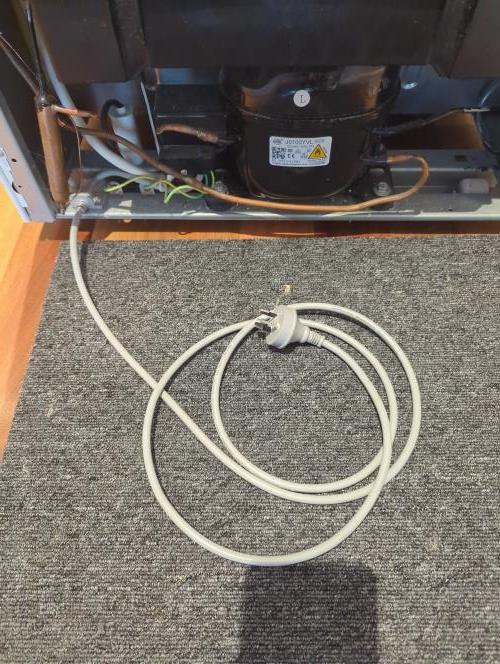 Second-hand Chiq 216L Top Mount Fridge - Photo 7)