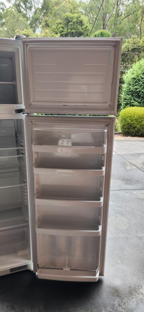 Second-hand Fisher & Paykel 248L Top Mount Fridge - Photo 7)