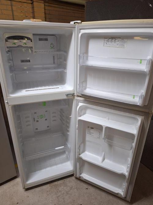 Second-hand Samsung 210L Top Mount Fridge with most shelves missing - Photo 7)