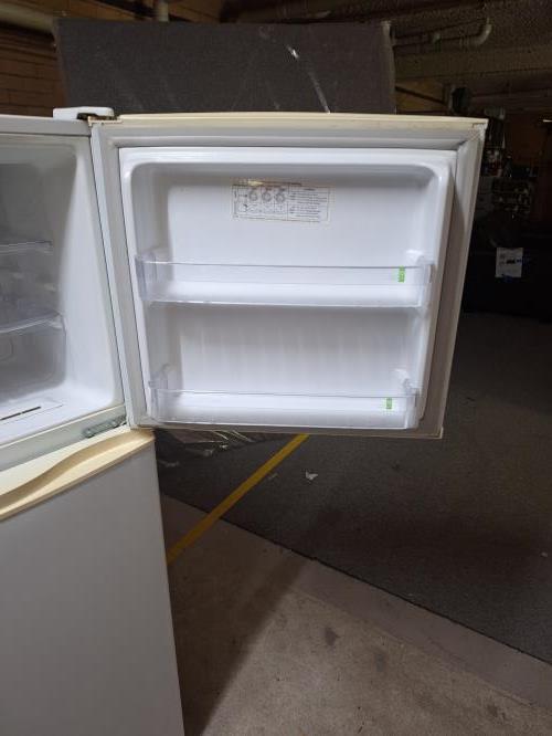 Second-hand Samsung 210L Top Mount Fridge with most shelves missing - Photo 9)