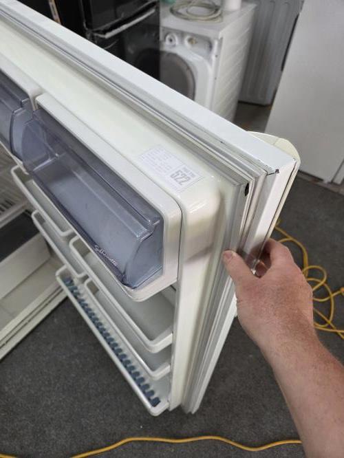 Second-hand Westinghouse 522L Top Mount Fridge - Photo 9)
