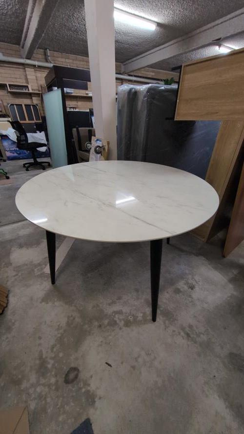 Second-hand Stunning Dining Table (no chairs)